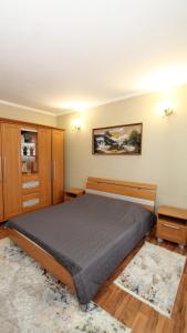 ein Schlafzimmer mit einem großen Bett und Holzschränken in der Unterkunft Cottage "Lure" in Jaremtsche
