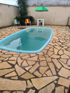 Kolam renang di atau di dekat Casa da Iná! Com piscina e churrasqueira!