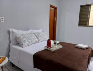Tempat tidur dalam kamar di Casa da Iná! Com piscina e churrasqueira!