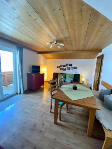 Χώρος καθιστικού στο Alpenchalet Basecamp Apartment 2
