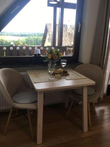 UnterbrändにあるModernes Apartment mit herrlichem Blick ins Grueneの花瓶付きのテーブルと椅子