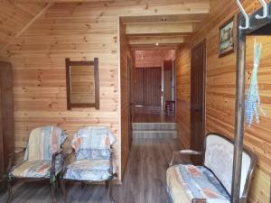 two chairs in the hallway of a log cabin at U Janusza i Grażyny in Ściegny