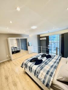 una camera da letto con un letto e un grande specchio di Saint Sebastian Flat 616 - Com Hidro! até 3 pessoas, Duplex, no centro a Jaraguá do Sul Altre 14 foto