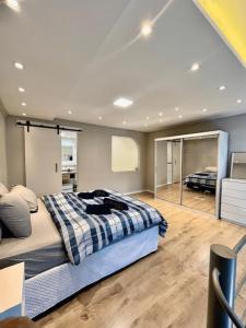 una camera da letto con un letto con una coperta a quadri sopra di Saint Sebastian Flat 616 - Com Hidro! até 3 pessoas, Duplex, no centro a Jaraguá do Sul