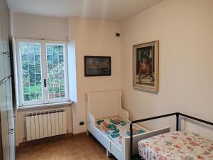 um quarto com uma cama e uma janela em B&B La taverna di Mulinetti em Recco