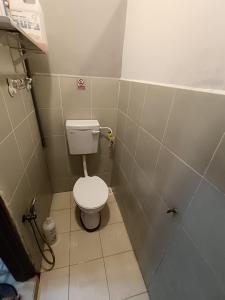 Baño pequeño con aseo en una cabina en JRC Homestay Kerteh en Kampong Kemaman