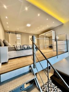 una camera da letto soppalcata con letto e scala di Saint Sebastian Flat 616 - Com Hidro! até 3 pessoas, Duplex, no centro a Jaraguá do Sul