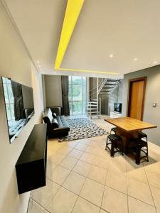 TV o dispositivi per l'intrattenimento presso Saint Sebastian Flat 616 - Com Hidro! até 3 pessoas, Duplex, no centro