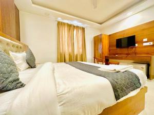 Postel nebo postele na pokoji v ubytování Hotel Qubic Stay Near Delhi Airport