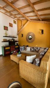 uma sala de estar com dois sofás num quarto em Fincas Panaca Herreria 26 em Quimbaya