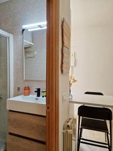 a bathroom with a sink and a mirror at Cuore Bernabeu in Madrid