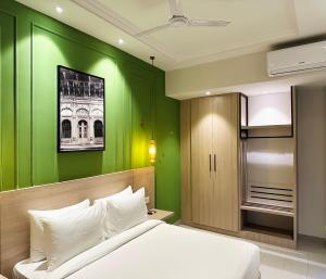 Postel nebo postele na pokoji v ubytování Hotel Wonder Hills,Har ki Pauri Road Haridwar
