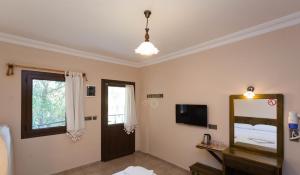 TV a/nebo společenská místnost v ubytování Sedir Resort - Hotel Rooms, Bungalows & Suites