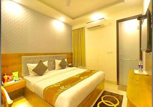 a bedroom with a large bed in a room at Hotel Qubic Stay Near Delhi Airport in New Delhi