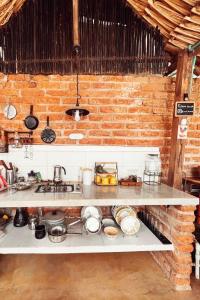 uma cozinha com um balcão com panelas e frigideiras em Posada Gallinas em Palomino
