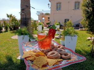 taca z jedzeniem z drinkiem i ciasteczkami na stole w obiekcie Villa Laura Apartment w mieście Giardini Naxos