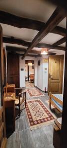 Elle comprend un salon doté de plafonds en bois et d'un tapis. dans l'établissement Golemi kamik Pirot Vlasi 4, à Pirot