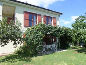 a house with a garden with a table and chairs at Apartment Jana in Štinjan
