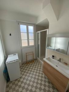 a large bathroom with a sink and a tub at Spacieux et lumineux Centre Jaude 100m2 in Clermont-Ferrand