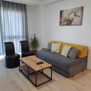 ein Wohnzimmer mit einem Sofa und einem Couchtisch in der Unterkunft Apartment B&S in Skopje