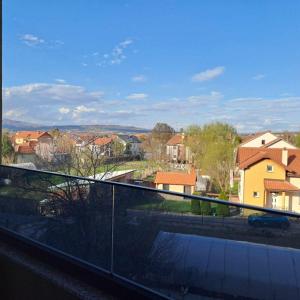 einen Balkon mit Stadtblick in der Unterkunft Apartment B&S in Skopje