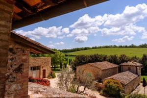 コッレ・ディ・ヴァル・デルザにあるVilla Le Beringhe - Wine Pool & Relaxの家から田園風景