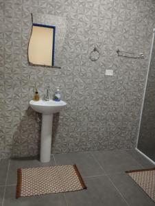 イタペバにあるPousada Li Artのバスルーム(洗面台、鏡付)