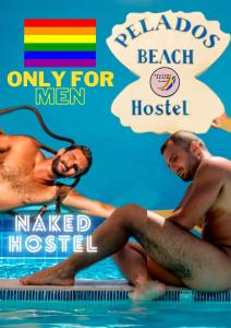 Dos hombres están sentados en la piscina. en Pelados Beach Hostel, en Pipa