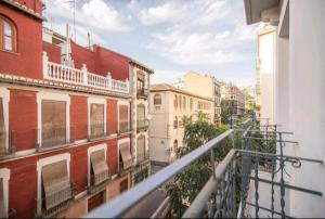 desde el balcón de un edificio en Apartamento Gran Vía Granada, en Granada