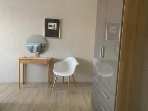 a room with a table and a chair and a desk at Fi-Suiten in Waldeck