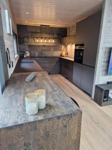 A kitchen or kitchenette at Ny, eksklusiv hytte til leie på Voss