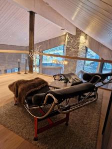 sypialnia z łóżkiem w pokoju w obiekcie Ny, eksklusiv hytte til leie på Voss w mieście Skulestadmo