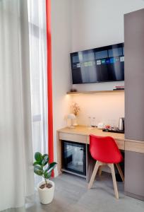 une chaise rouge dans une cuisine avec un bureau dans l'établissement Erkan Alek Heritage Hotel, à Gyumri