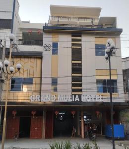 um edifício com uma placa na frente dele em Grand Mulia Hotel Kisaran em Kisaran