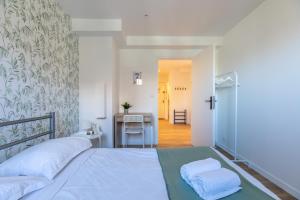 a bedroom with a bed with two towels on it at Magnifique F3 -Galaxie- tout équipé in Clermont-Ferrand