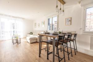 cocina y sala de estar con mesa y sillas en Magnifique F3 *Galaxy* tout équipé, en Clermont-Ferrand
