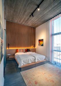 um quarto com uma cama grande e uma janela grande em Erkan Alek Heritage Hotel em Guiumri