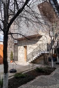un edificio con una escalera junto a un edificio en Erkan Alek Heritage Hotel, en Gyumri