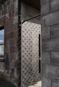 a stone wall with a shower in a building at Erkan Alek Heritage Hotel in Gyumri