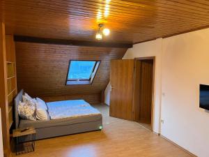 מיטה או מיטות בחדר ב-FerienWohnung A&S Heuchelheim
