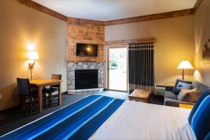 Habitación de hotel con cama y chimenea en Great Wolf Lodge Waterpark Resort en Cataratas del Niágara