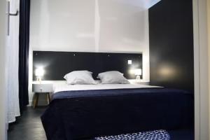 um quarto com uma cama grande e uma cabeceira preta em Love cocoon close to the sea in La Baule-Escoublac em La Baule