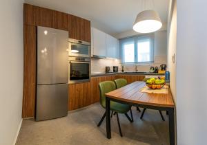 ロードス・タウンにあるUnique Central Lee Pham Apartmentのキッチン(木製テーブル、フルーツボウル付)