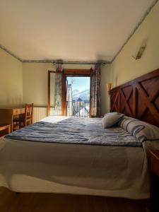 - une chambre avec un grand lit et une fenêtre dans l'établissement CASA PELENTOS Sandinies, à Sandiniés