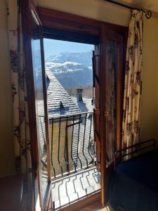 Cette chambre dispose d'une fenêtre offrant une vue sur la montagne. dans l'établissement CASA PELENTOS Sandinies, à Sandiniés