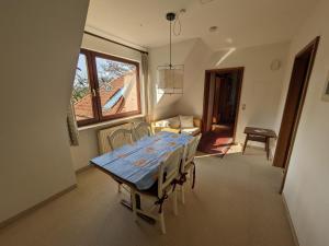 a dining room with a table and chairs at Ferienwohnung Blumenweg in Büchen