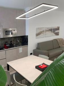 una sala de estar con una mesa y un sofá en San Rocco Apartments 2, en Riva del Garda