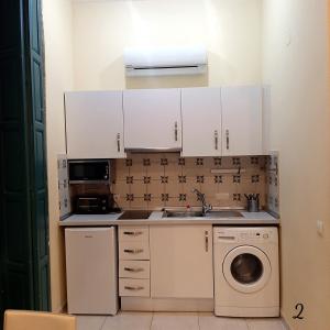 Il comprend une cuisine équipée d'un évier et d'un lave-linge. dans l'établissement Apartamento Mon Chéri, à Malaga