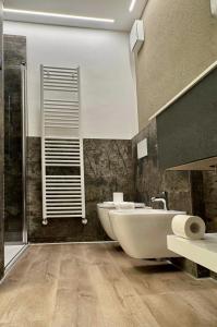 Un baño con bañera, inodoro y lavabo. en San Rocco Apartments 2, en Riva del Garda 50 fotos más