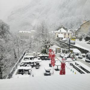 um grupo de pessoas em pé na neve em Auberge La Caverne em Laruns